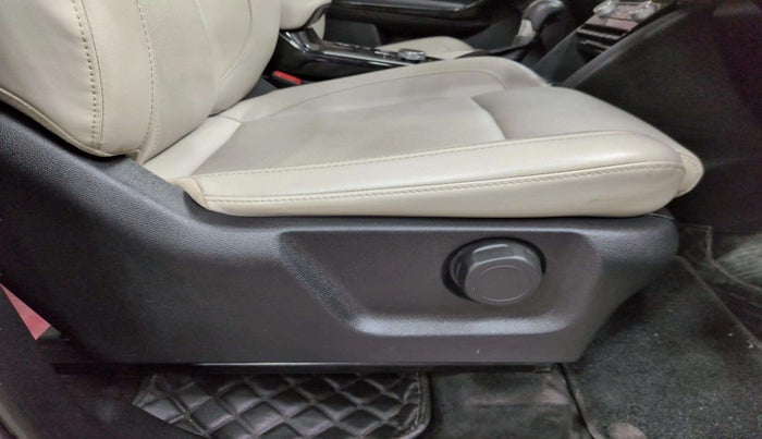 2022 Mahindra XUV700 AX 7 LUXURY P AT 7 STR, Petrol, Automatic, 31,383 km, Driver Side Adjustment Panel