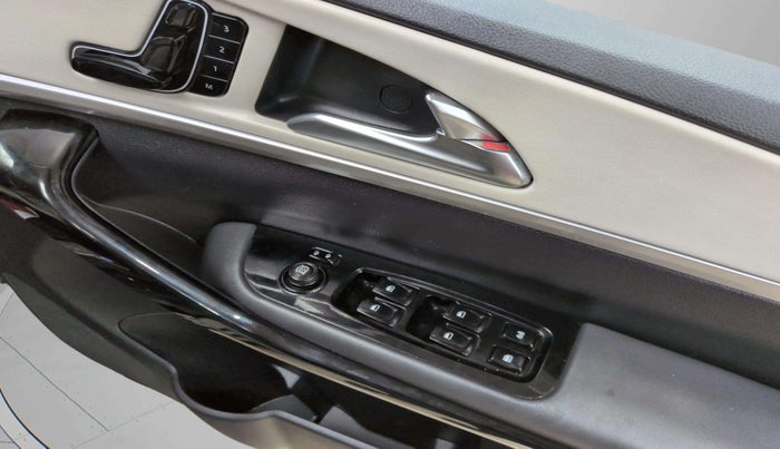 2022 Mahindra XUV700 AX 7 LUXURY P AT 7 STR, Petrol, Automatic, 31,383 km, Driver Side Door Panels Control