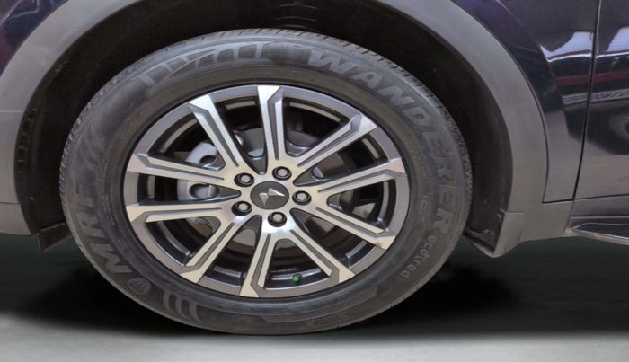 2022 Mahindra XUV700 AX 7 LUXURY P AT 7 STR, Petrol, Automatic, 31,383 km, Left Front Wheel