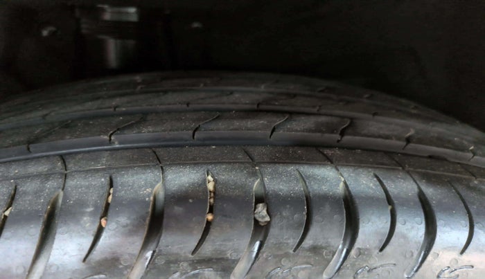 2022 Mahindra XUV700 AX 7 LUXURY P AT 7 STR, Petrol, Automatic, 31,383 km, Left Front Tyre Tread