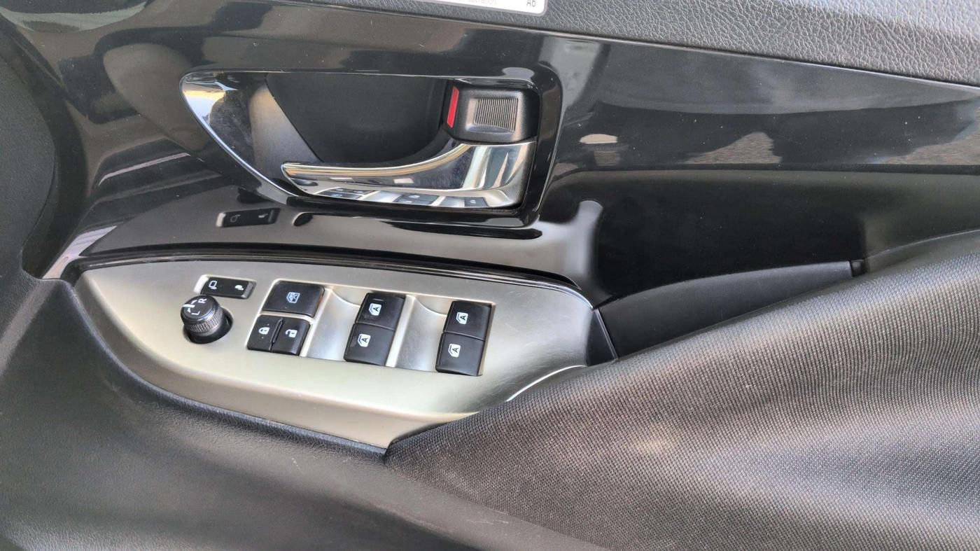 2024 Toyota Innova Crysta 2.4 ZX 7STR, Diesel, Manual, 28,782 km, Driver Side Door Panels Control