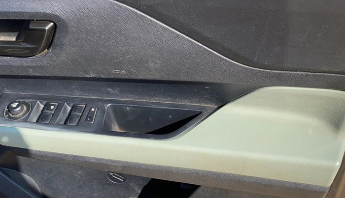 2022 Tata PUNCH ADVENTURE MT, Petrol, Manual, 35,905 km, Driver Side Door Panels Control