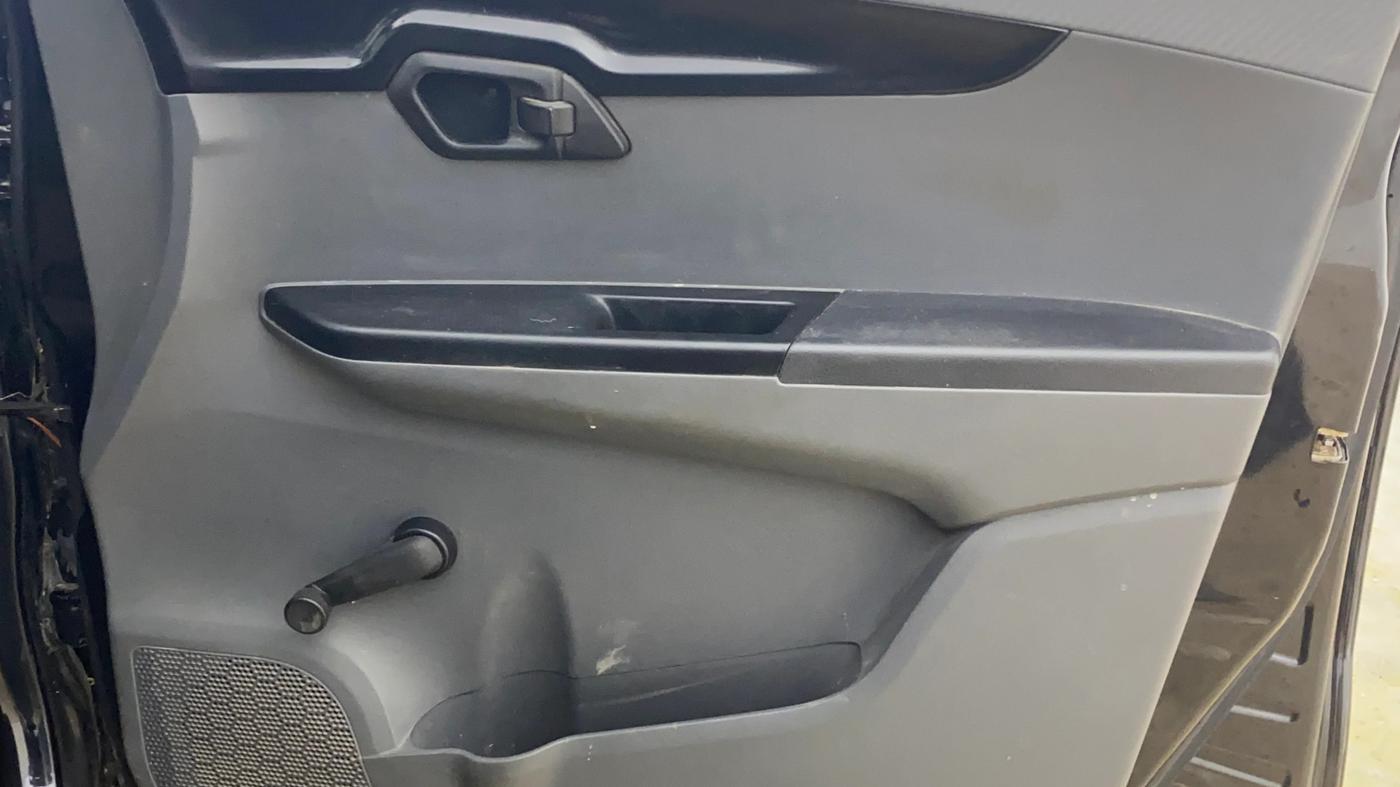 2018 Mahindra KUV 100 NXT K2 P 6 STR, CNG, Manual, 70,969 km, Driver Side Door Panels Control
