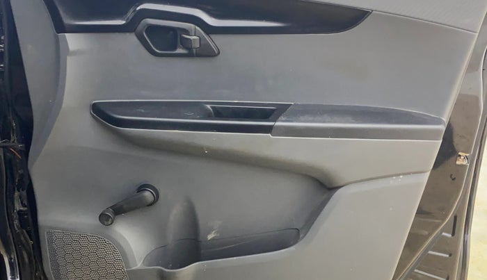 2018 Mahindra KUV 100 NXT K2 P 6 STR, CNG, Manual, 70,969 km, Driver Side Door Panels Control