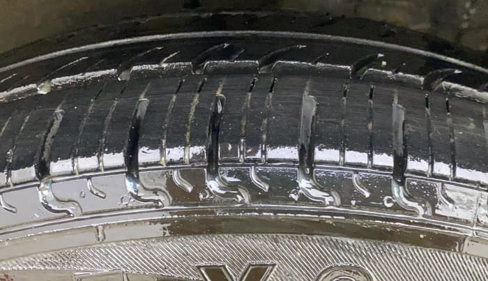 2017 Maruti Celerio VXI, CNG, Manual, 64,096 km, Left Front Tyre Tread
