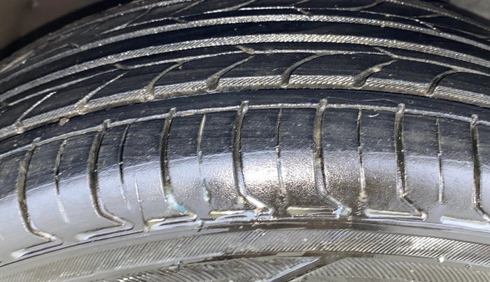 2013 Toyota Etios Liva G, Petrol, Manual, 1,18,636 km, Right Front Tyre Tread