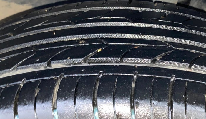 2013 Toyota Etios Liva G, Petrol, Manual, 1,18,636 km, Left Rear Tyre Tread