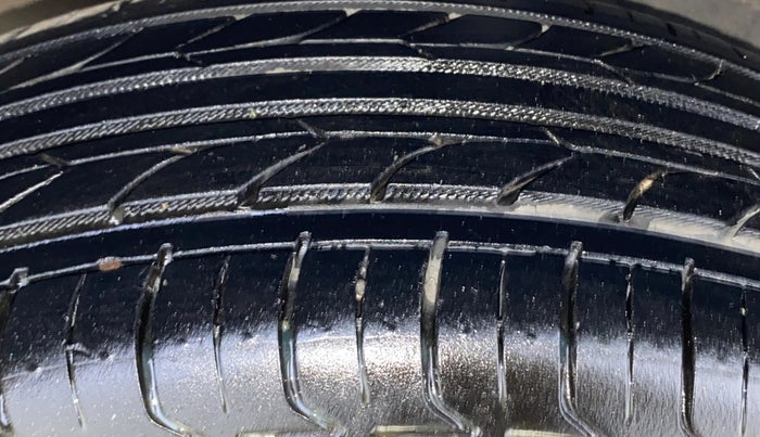 2013 Toyota Etios Liva G, Petrol, Manual, 1,18,636 km, Right Rear Tyre Tread