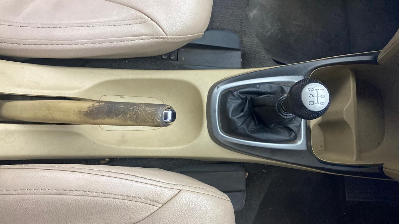 2013 Honda City 1.5L I-VTEC V MT, Petrol, Manual, 1,00,405 km, Gear Lever