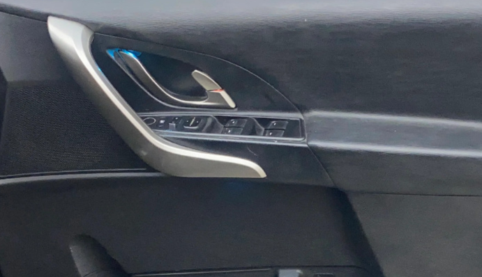 2019 Mahindra XUV500 W7, Diesel, Manual, 82,775 km, Driver Side Door Panels Control