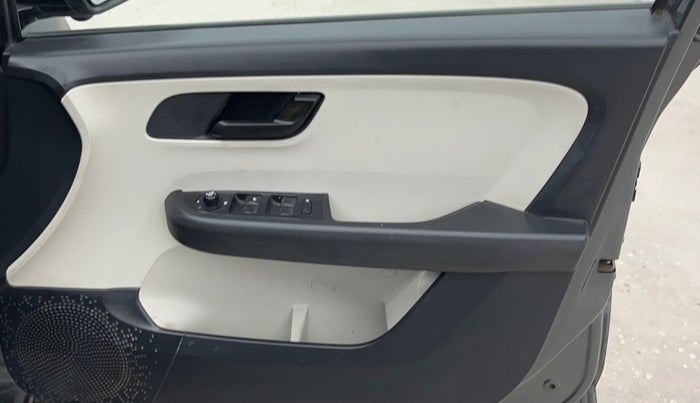 2023 Tata ALTROZ XM PLUS SUNROOF CNG, CNG, Manual, 33,529 km, Driver Side Door Panels Control