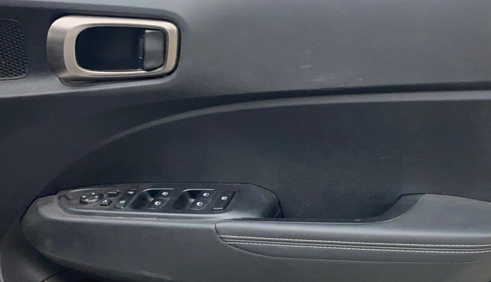 2024 Hyundai VENUE SX(O) 1.0 Turbo DCT Knight Edition, Petrol, Automatic, 15,504 km, Driver Side Door Panels Control