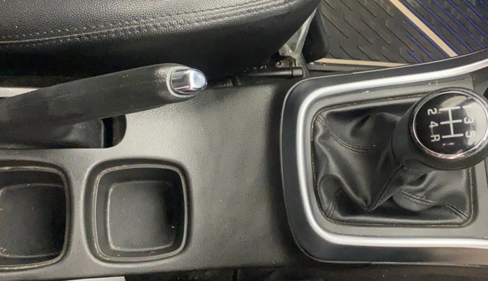 2021 Maruti S Cross ZETA 1.5, Petrol, Manual, 1,10,890 km, Gear Lever