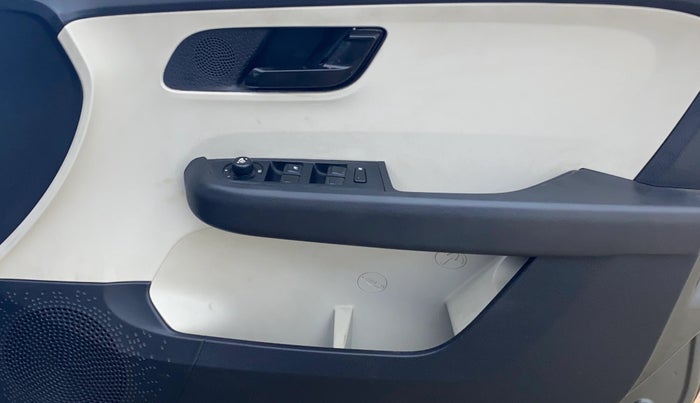 2022 Tata ALTROZ XM PLUS PETROL, Petrol, Manual, 39,977 km, Driver Side Door Panels Control