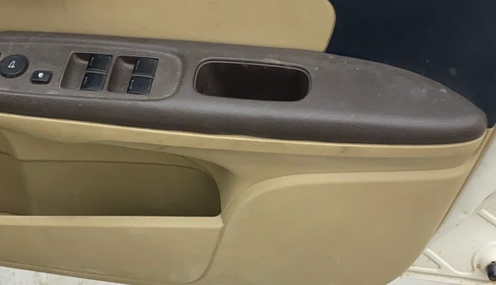 2013 Honda Brio V MT, Petrol, Manual, 1,08,314 km, Driver Side Door Panels Control