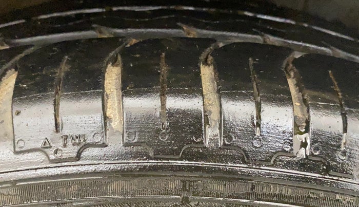 2016 Fiat Avventura EMOTION MULTIJET 1.3, Diesel, Manual, 47,730 km, Right Front Tyre Tread