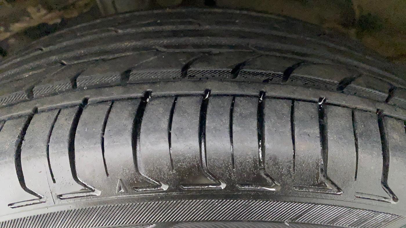 2012 Maruti Swift ZXI D, CNG, Manual, 48,375 km, Right Front Tyre Tread