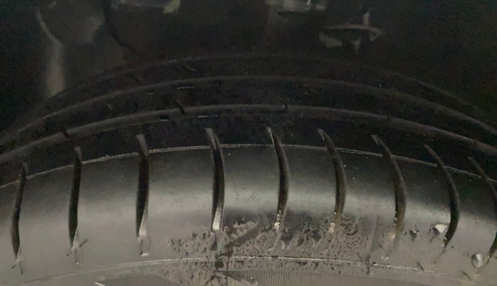 2016 Hyundai Elite i20 MAGNA 1.2, Petrol, Manual, 33,143 km, Left Front Tyre Tread