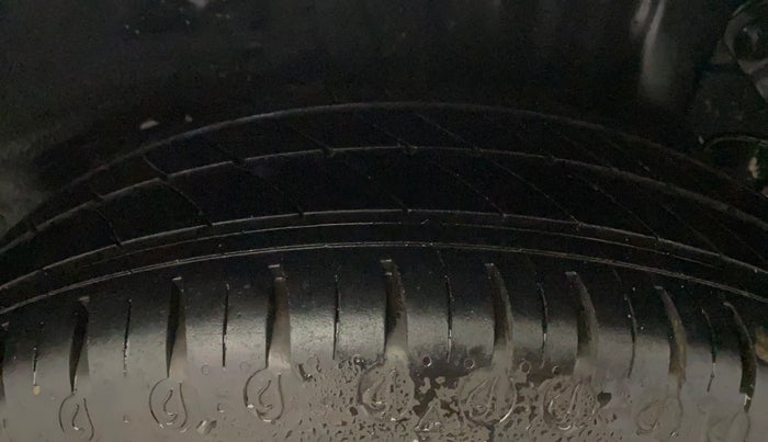 2016 Hyundai Elite i20 MAGNA 1.2, Petrol, Manual, 33,143 km, Left Rear Tyre Tread