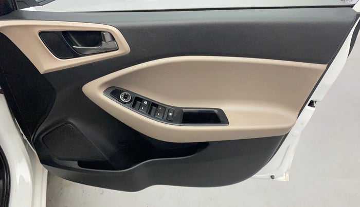 2016 Hyundai Elite i20 MAGNA 1.2, Petrol, Manual, 33,143 km, Driver Side Door Panels Control