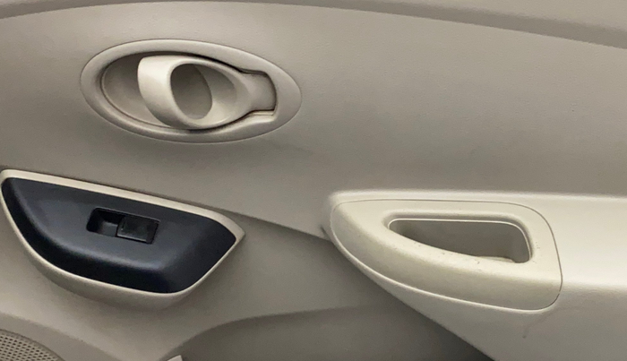 2016 Datsun Go T, Petrol, Manual, 41,128 km, Driver Side Door Panels Control