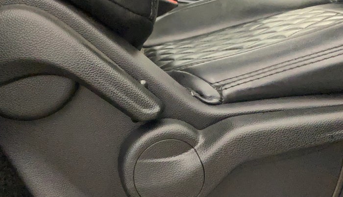 2022 Mahindra XUV700 AX 5 P MT 7 STR, Petrol, Manual, 32,365 km, Driver Side Adjustment Panel