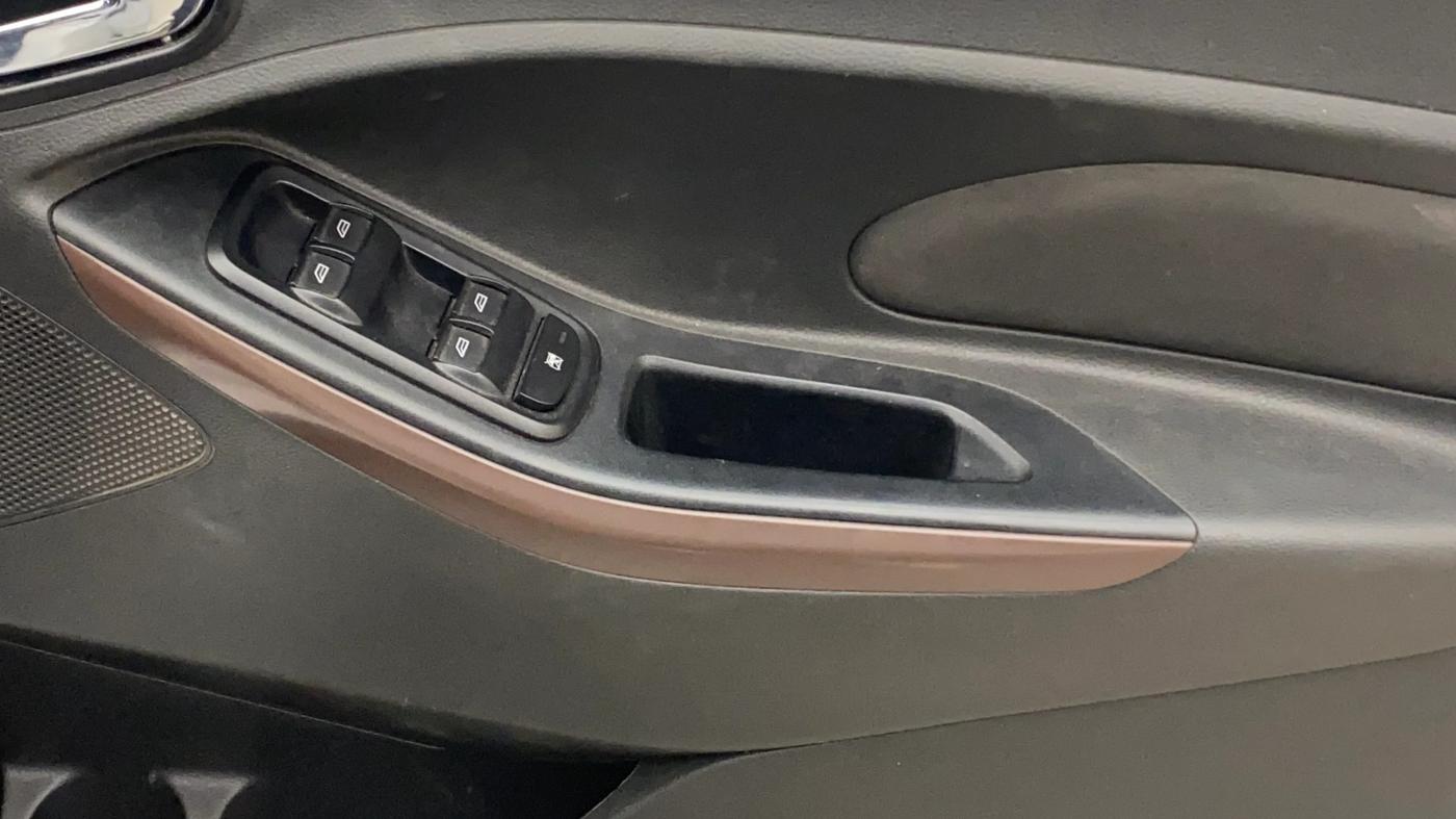 2018 Ford FREESTYLE TITANIUM 1.5 DIESEL, Diesel, Manual, 1,11,185 km, Driver Side Door Panels Control