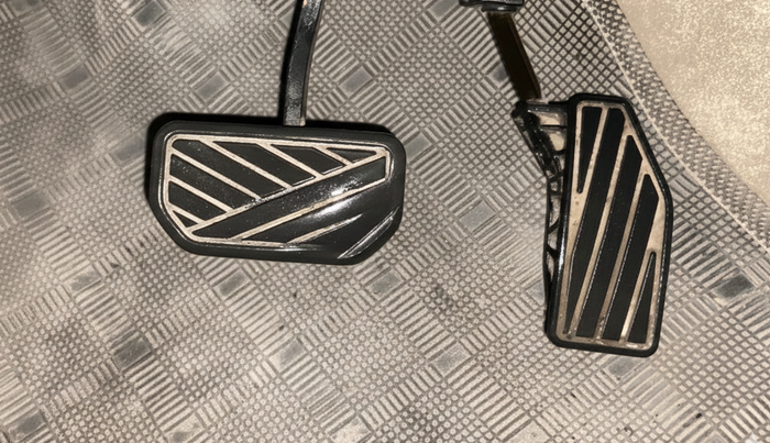 2020 Maruti Ertiga ZXI AT SHVS, Petrol, Automatic, 81,297 km, Pedals