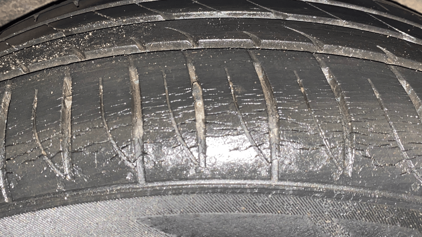 2016 Skoda Superb L&K 1.8 TSI AT, Petrol, Automatic, 28,278 km, Left Front Tyre Tread