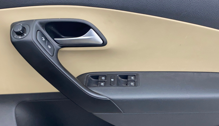 2017 Volkswagen Polo HIGHLINE1.2L, Petrol, Manual, 28,989 km, Driver Side Door Panels Control