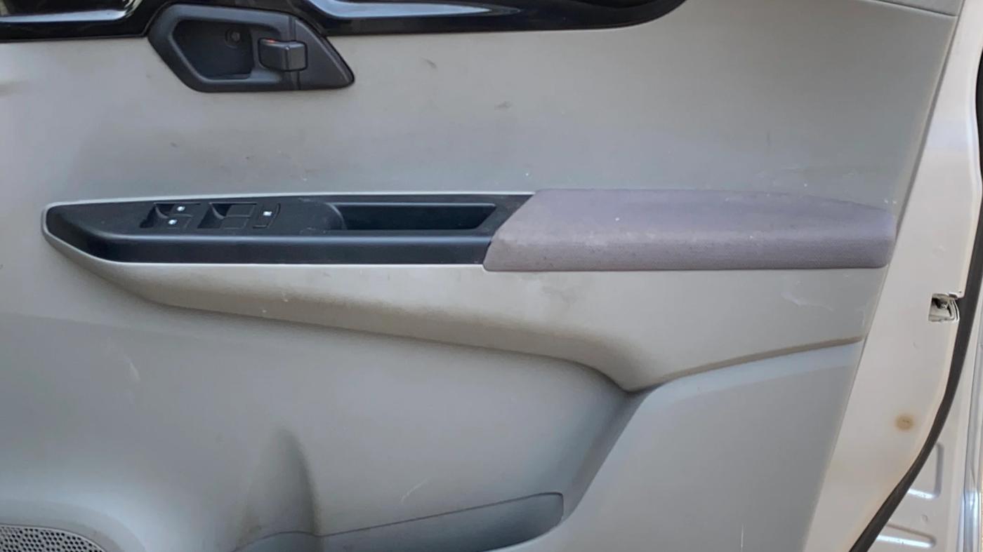 2017 Mahindra Kuv100 K8 5 STR, Petrol, Manual, 22,861 km, Driver Side Door Panels Control