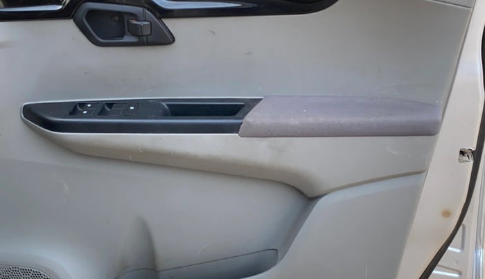 2017 Mahindra Kuv100 K8 5 STR, Petrol, Manual, 22,861 km, Driver Side Door Panels Control