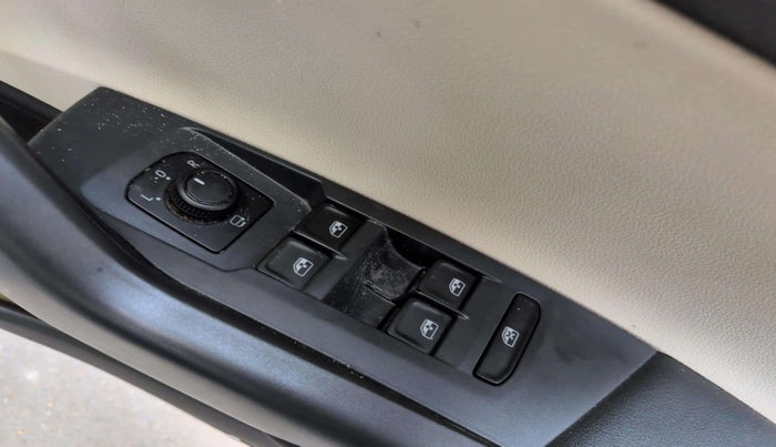 2023 Skoda SLAVIA STYLE 1.0L TSI AT, Petrol, Automatic, 45,216 km, Driver Side Door Panels Control