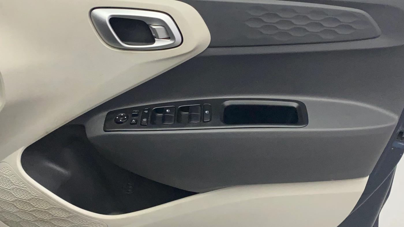 2022 Hyundai AURA SX 1.2 CNG, CNG, Manual, 1,21,535 km, Driver Side Door Panels Control