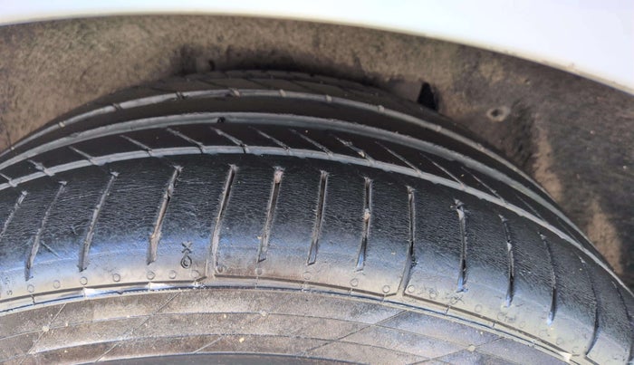 2013 Mercedes Benz E Class E 200 CGI, Petrol, Automatic, 40,546 km, Right Rear Tyre Tread