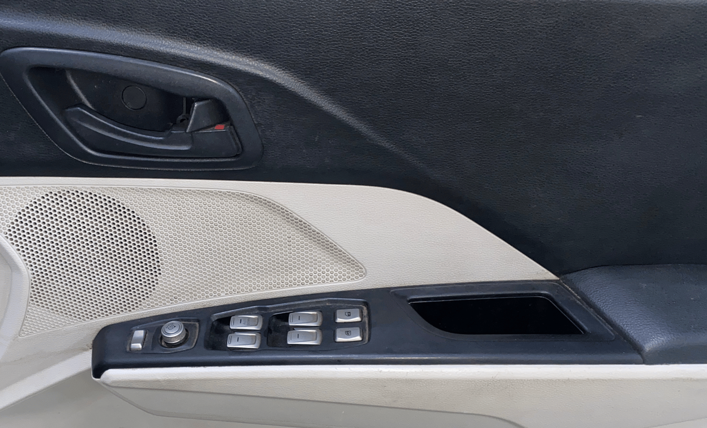 2021 Mahindra XUV300 W6 1.5 DIESEL AMT, Diesel, Automatic, 94,620 km, Driver Side Door Panels Control