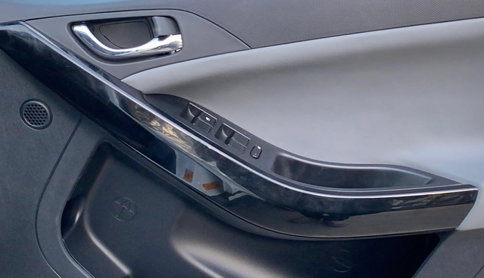 2025 Tata NEXON Fearless Plus (PS) 1.2 iCNG 6MT Dual Tone, CNG, Manual, 8,858 km, Driver Side Door Panels Control