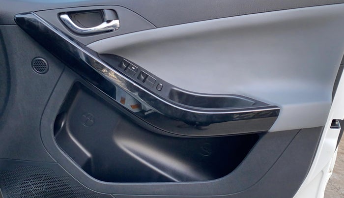 2025 Tata NEXON Fearless Plus (PS) 1.2 iCNG 6MT Dual Tone, CNG, Manual, 8,858 km, Driver Side Door Panels Control