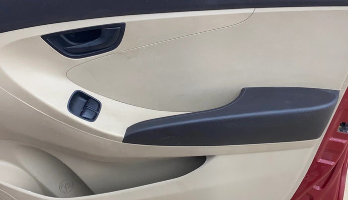 2017 Hyundai Eon MAGNA +, Petrol, Manual, 1,07,046 km, Driver Side Door Panels Control