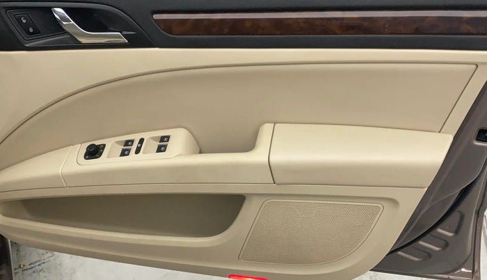 2014 Skoda Superb ELEGANCE 1.8 TSI AT, Petrol, Automatic, 74,204 km, Driver Side Door Panels Control