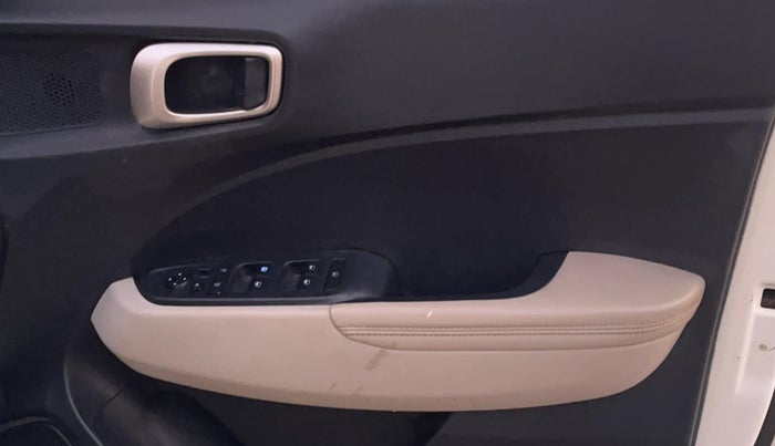 2019 Hyundai VENUE SX 1.4 CRDi DUAL TONE, Diesel, Manual, 1,07,785 km, Driver Side Door Panels Control