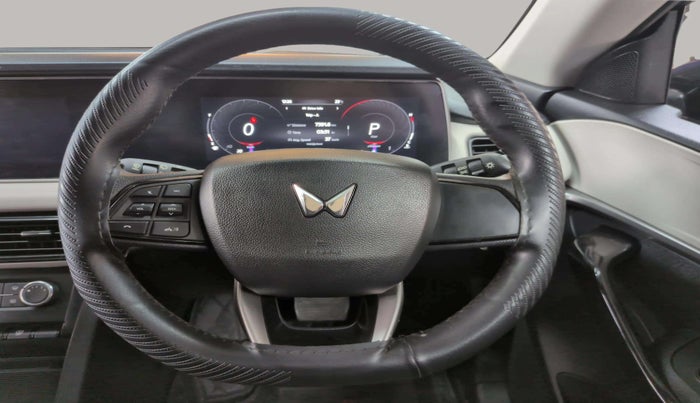 2022 Mahindra XUV700 AX 5 P AT 5 STR, Petrol, Automatic, 34,631 km, Steering Wheel Close Up