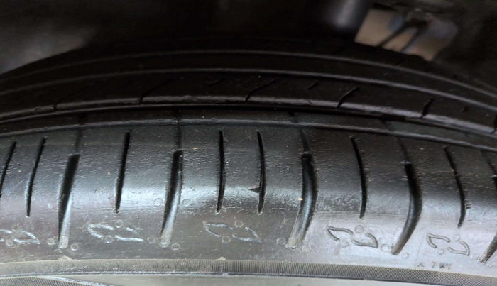 2022 Mahindra XUV700 AX 5 P AT 5 STR, Petrol, Automatic, 34,631 km, Right Front Tyre Tread