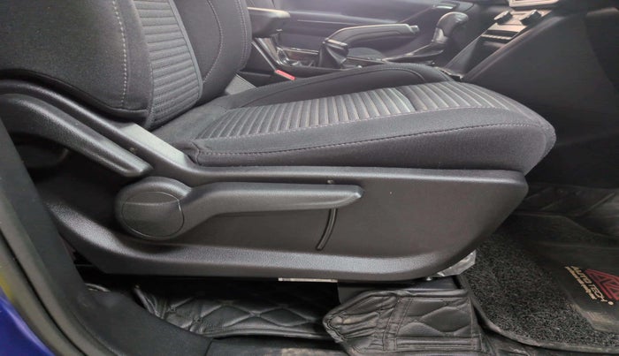 2022 Mahindra XUV700 AX 5 P AT 5 STR, Petrol, Automatic, 34,631 km, Driver Side Adjustment Panel
