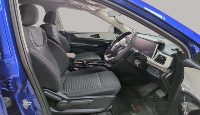 2022 Mahindra XUV700 AX 5 P AT 5 STR, Petrol, Automatic, 34,631 km, Right Side Front Door Cabin