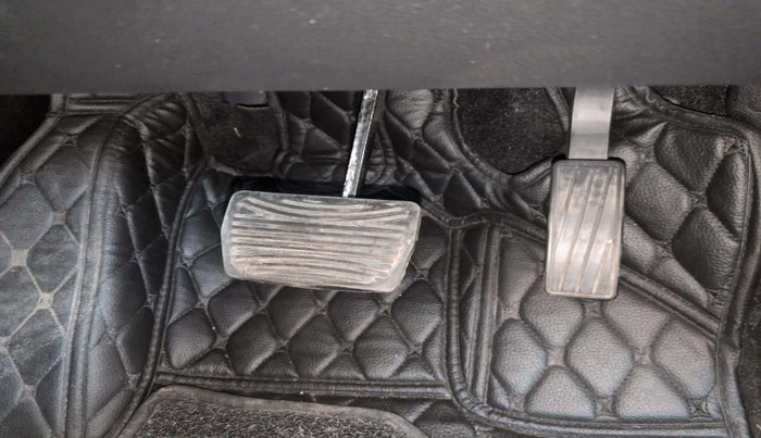 2022 Mahindra XUV700 AX 5 P AT 5 STR, Petrol, Automatic, 34,631 km, Pedals