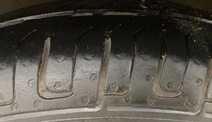 2013 Hyundai i10 MAGNA 1.1, Petrol, Manual, 1,19,983 km, Left Front Tyre Tread