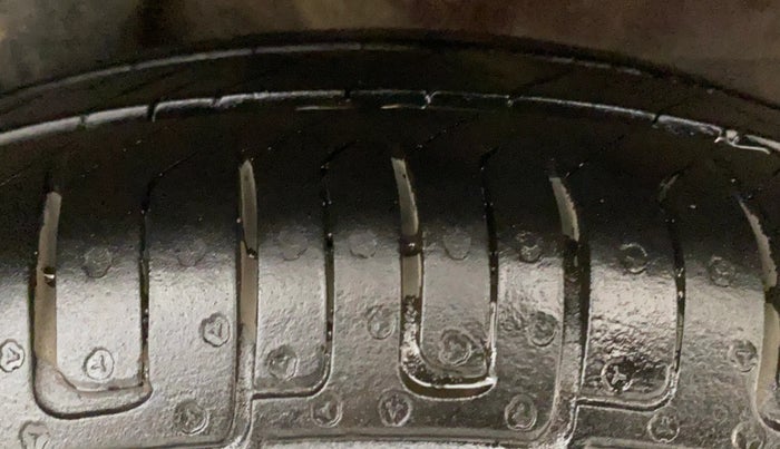 2013 Hyundai i10 MAGNA 1.1, Petrol, Manual, 1,19,983 km, Left Rear Tyre Tread