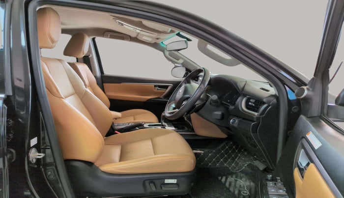 2021 Toyota Fortuner 2.8 4X2 AT, Diesel, Automatic, 39,779 km, Right Side Front Door Cabin