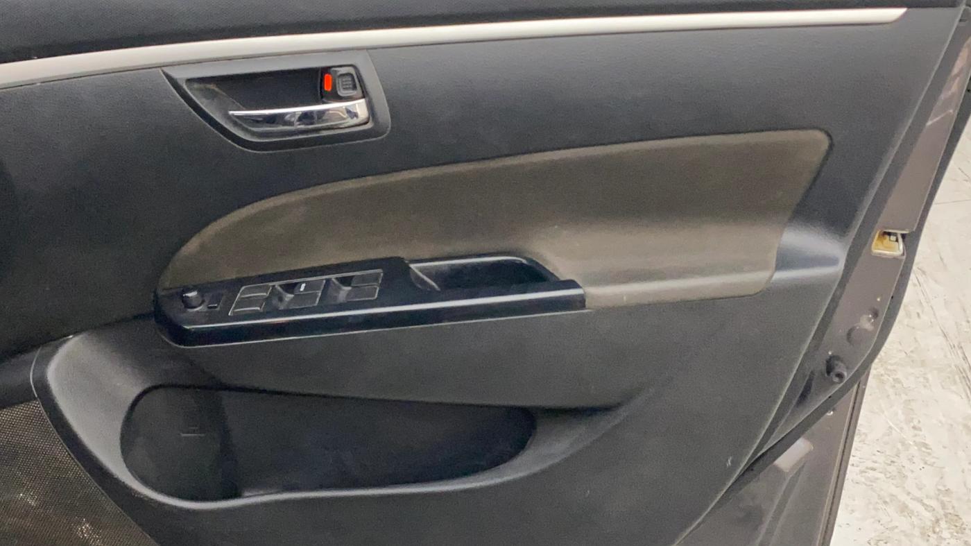 2017 Maruti Swift ZXI, Petrol, Manual, 1,32,487 km, Driver Side Door Panels Control